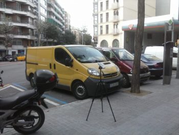 Sonòmetre mesurant soroll al carrer